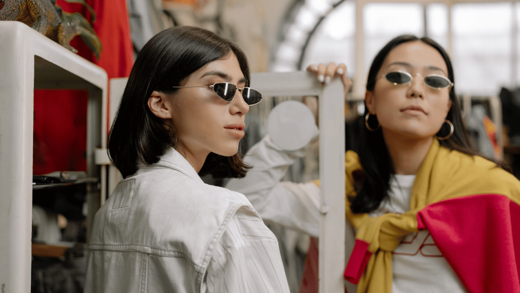 Fashionable Mirrored Lens Sunglasses