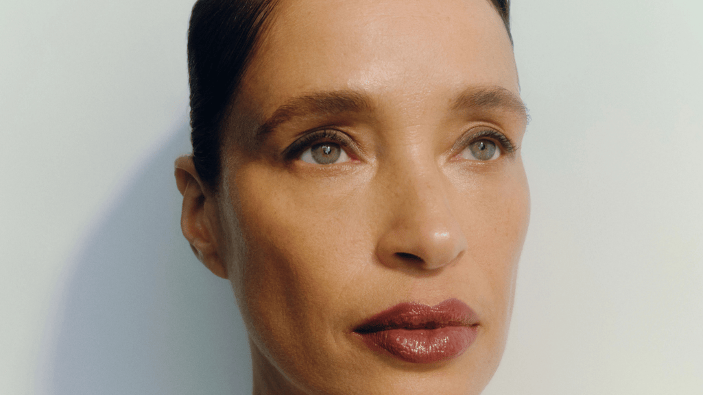 Why Skin-Loving Ingredients Matter in Anti-Aging Foundations