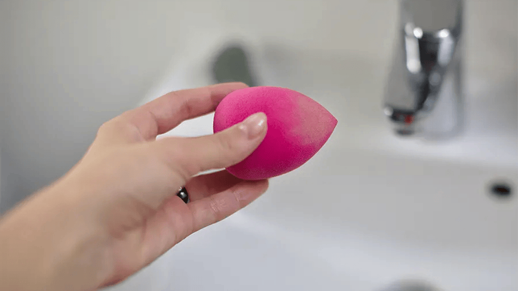 Drying and Storing Makeup Sponges