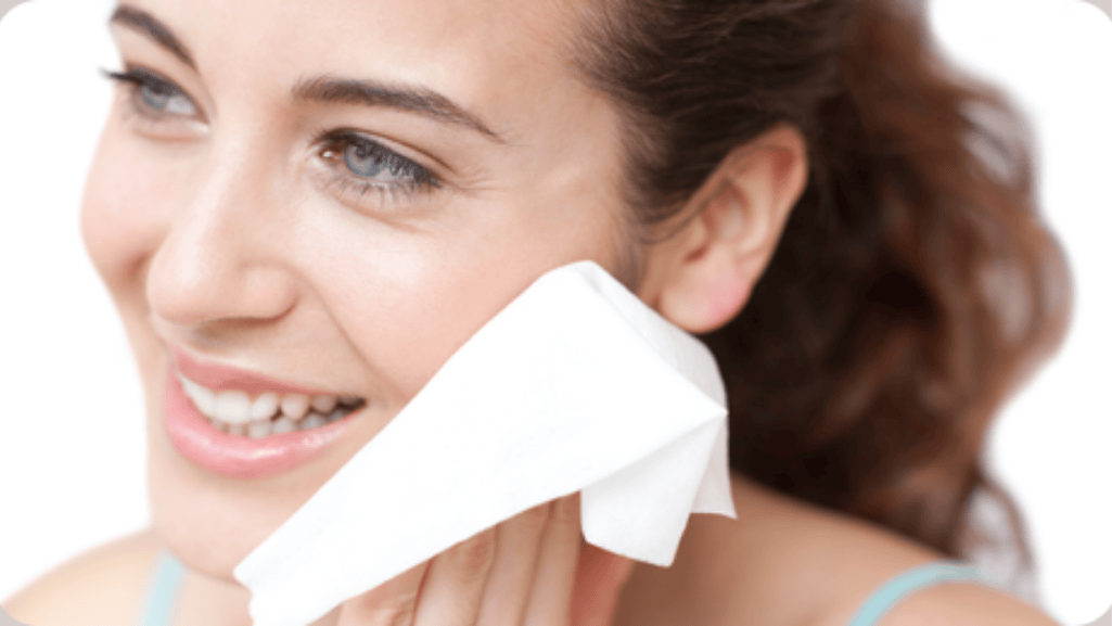 Using Makeup Wipes and Rubbing Alcohol for Makeup Stain Removal