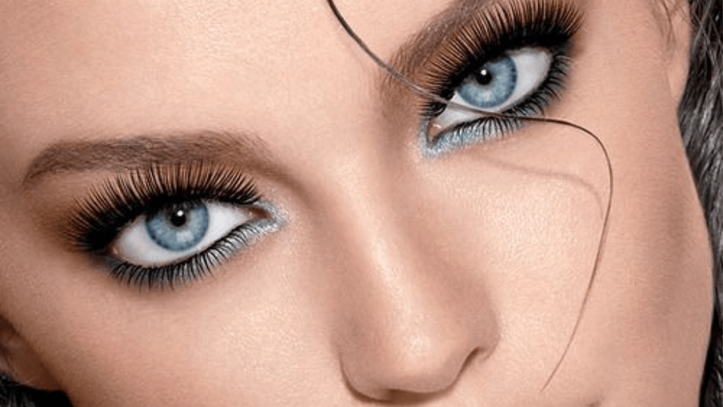 liner lash line tips to make blue eyes pop
