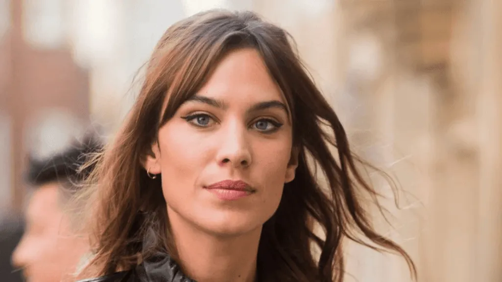 Flattering long hairstyles for different face shapes — examples of long layers, curtain bangs, and face-framing layers Flattering long hairstyles for different face shapes — examples of long layers, curtain bangs, and face-framing layers